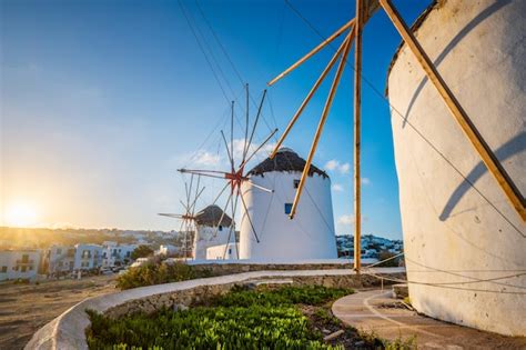 Moinhos De Vento Gregos Tradicionais Na Ilha De Mykonos Ao Nascer Do