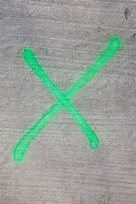 Green X Spray Painted Onto Urban Sidewalk Del Colaborador De