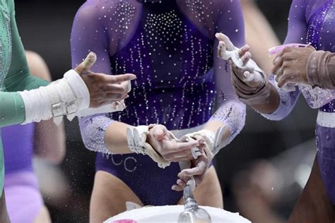 Simone Biles Wows On Vault While Surging To The Lead At The Us Gymnastics Championships