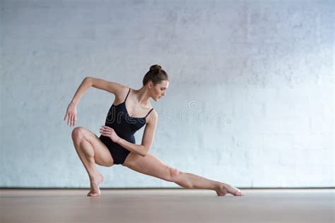 Posa Femminile Di Giovane Bella Forma Fisica Nello Studio Immagine