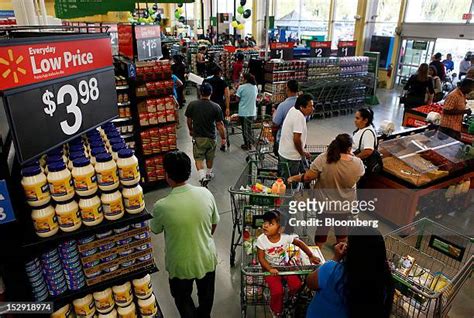 New Wal Mart Store Grand Opening Photos Et Images De Collection Getty