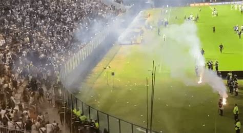 Torcida do Vasco protesta em São Januário após nova derrota no