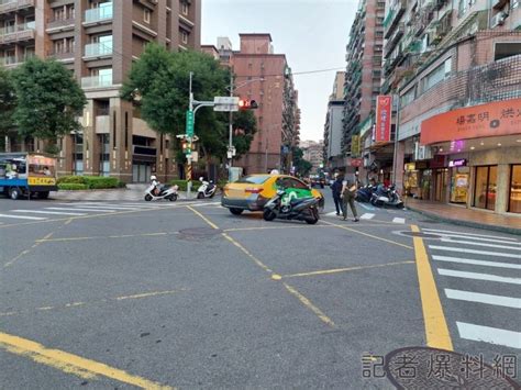 影／新北計程車路口左轉停車禮讓行人 慘遭對向雙載騎士撞車尾