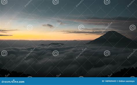 Sunrise at Sikunir Mountain Stock Image - Image of mountain, sikunir: 148969443