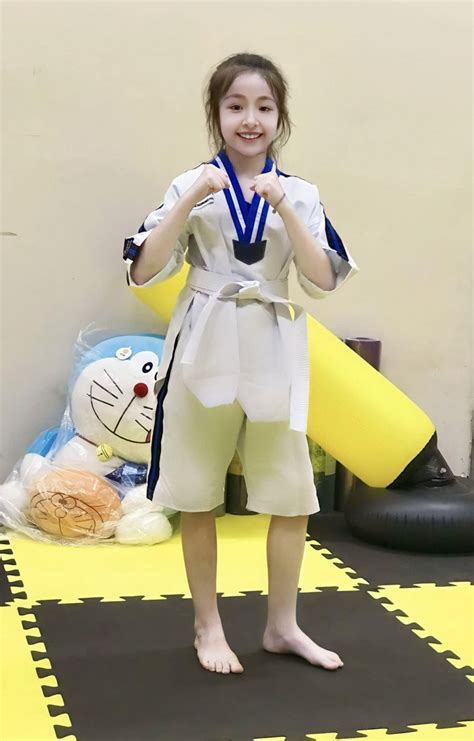 Gấp đôi visual mẹ con nhà Elly Trần Hot mom U trẻ bất bại thiên thần lai ra dáng thiếu nữ