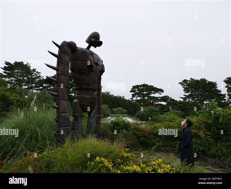 Une Jeune Fille S Attelle Une Sculpture Du G Ant Du Fer Du Ch Teau De