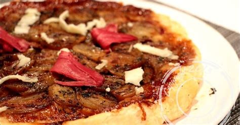 Tatin aux échalotes confites magret de canard et tomme de brebis