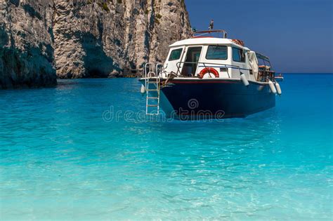 Barco Anclado En La Playa De Navagio Tambi N Conocida Como Playa Del