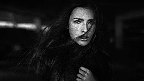 Fond d écran 2048x1152 px noir foncé visage taches de rousseur