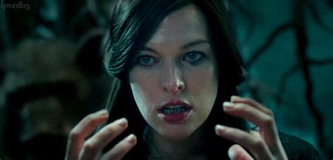 Milla Jovovich as Nimue the Blood Queen in Hellboy Загадочный век