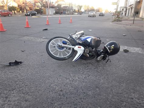 Un motociclista sufrió heridas tras colisionar con un automóvil