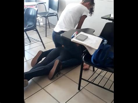 Jovencita Se Monta A Otra En Plena Clase XVIDEOS