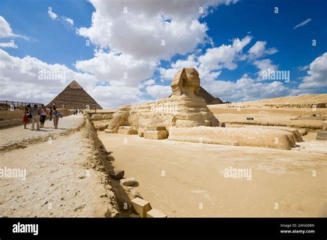 Grande Sfinge E Grandi Piramidi Nel Deserto Sabbioso Giza Il Cairo