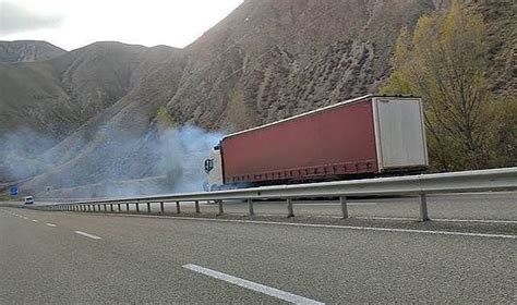 Erzurum da seyir halindeki tır aniden alev aldı ASAYİŞ Erzurum