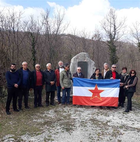 Predstavnici Obnora Polo Ili Cvije E Na Spomenik Palim Borcima U