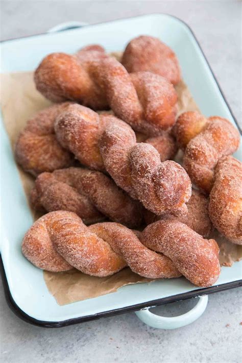 Cinnamon Sugar Twist Doughnuts Oppskrift Bakeoppskrifter Deilig