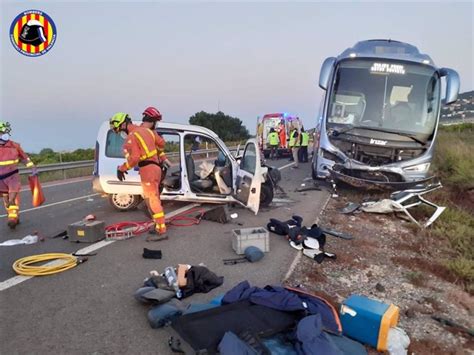 Excarcelan Al Conductor De Una Furgoneta Atrapado Tras Colisionar