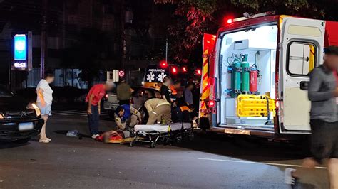 Motociclista e garupa ficam feridos após batida contra carro em