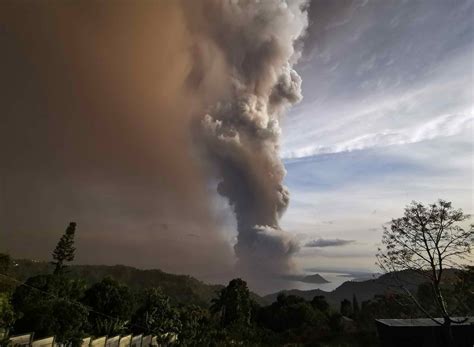 In Pictures Taal Erupts And Coats Philippines Towns In Ash Bbc News