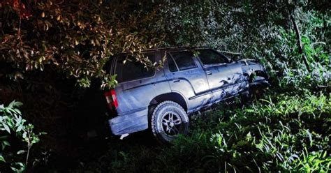 Embriagado e sem CNH motorista bate contra muro após perder controle