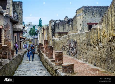 Las Ruinas De Herculano Destruidas Por El Volc N Vesubio Son Menos