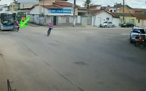 Vídeo mostra momento que dois garotos são atropelados por ônibus no