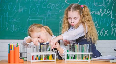 Na Sala De Aula Da Qu Mica Estudantes Pequenas Que Aprendem A Qu Mica