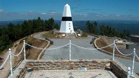 Portugal Marco geodésico que assinala o centro do país no Picoto da