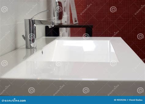 вода раковины стоковое фото. изображение насчитывающей серебр - 9059206