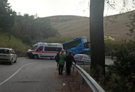 Autobus Fuori Strada Tra Matera E Montescaglioso Feriti Alcuni Studenti