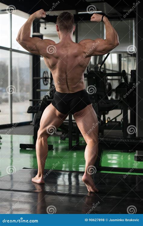 Pose De Fléchissement De Muscles Du Dos D homme Musculaire Photo stock