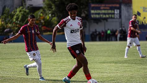 Flamengo terá Vitinho como titular diante do Atlético MG veja o time