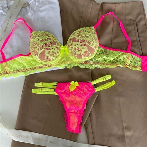 Conjunto de lingerie em renda sutiã bojo e calcinha string dupla fio dental verde neon