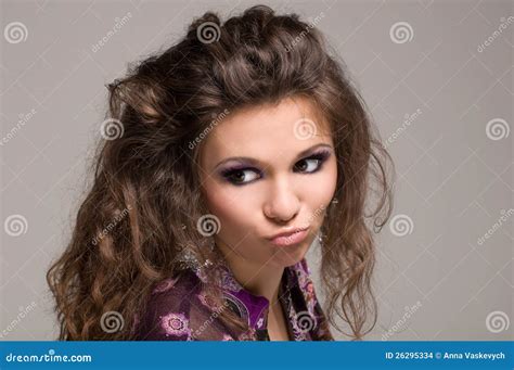 Fille Sexy De Brunette Avec Le Long Cheveu Ondul Photo Stock Image Du Exprimez Earrings