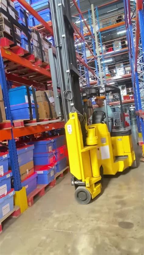 Godrej Articulated Forklifts Very Narrow Aisle Trucks For Lifting At