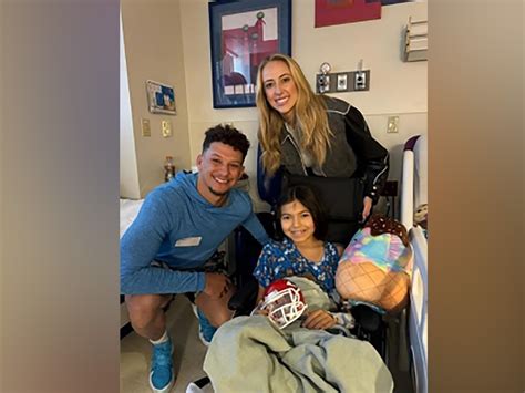 Patrick Mahomes, Brittany Mahomes visit kids shot at Chiefs parade ...