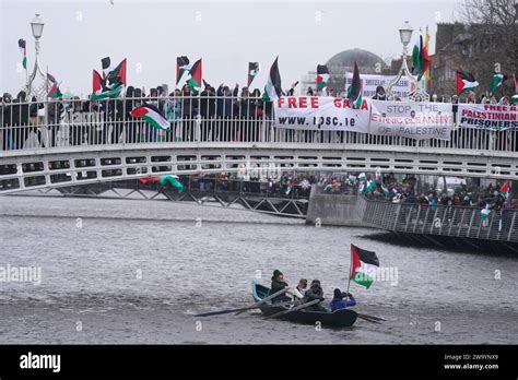 Un Barco Que Enarbola La Bandera De Palestina Se Abre Camino A Lo Largo