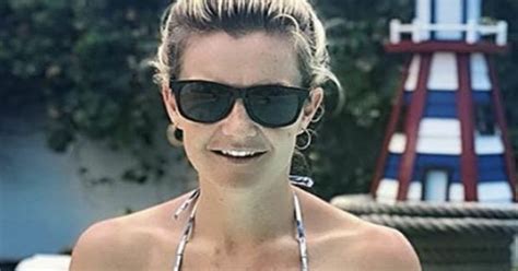 Countryfiles Helen Skelton Flaunts Figure In Sexy Bikini Exposé