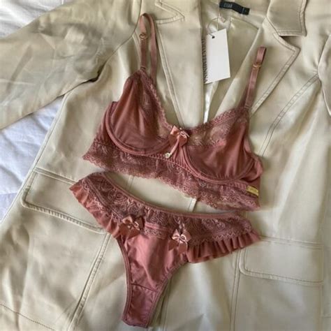 Conjunto de lingerie tomara que caia sutiã sem bojo aro e calcinha string fio dental rosa
