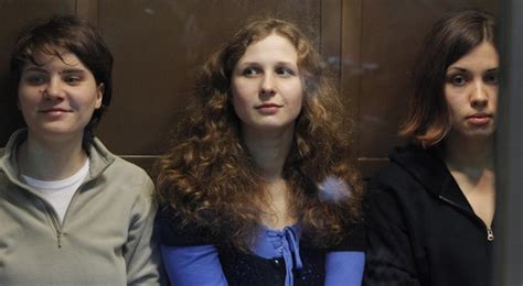 Stovky lidí protestovaly u ruské ambasády v Praze proti věznění Pussy Riot iDNES cz