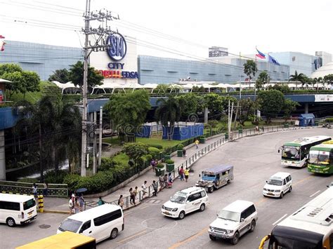 Vehículos Públicos Y Privados Del Transporte a Lo Largo De EDSA Foto de