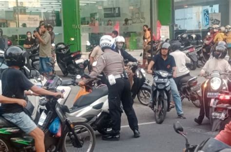 Bak Adegan Film Polisi Kejar Kejaran Dengan Bule Perampas Mobil Di