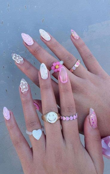 Your Nails Deserve These Floral Designs White Flower Outline Nails