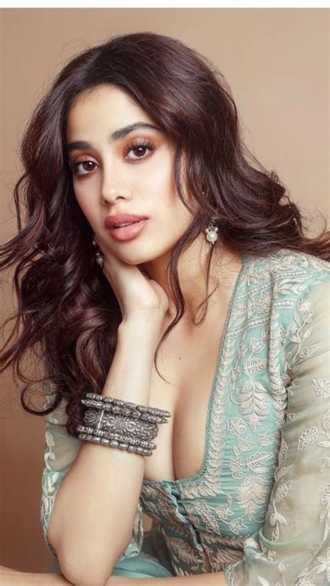 Janhvi Kapoor Photos जान्हवी कपूरने बोल्ड फोटोशूट करून चाहत्यांना केलं घायाळ