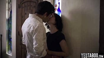 Une Petite Serveuse Se Fait Pi Ger Et Pilonner Par Un Client Rus Grosse Bite Xvideos