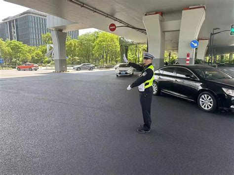 虹桥枢纽迎来返程高峰，上海警方全力护航市民群众平安回家路