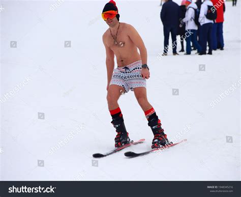 11 144 fotos de Snow naked Fotos imágenes y otros productos fotográficos de stock Shutterstock