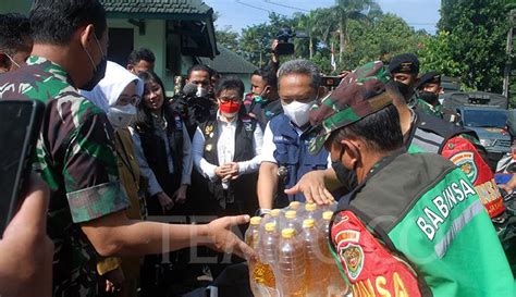 TNI Bantu Pemkot Bandung Distribusikan Minyak Goreng Curah Murah Foto