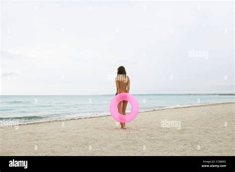 Frauen In Bikinis An Der Strandfrau Im Bikini An Fotos Und