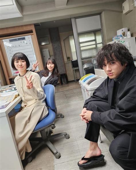 公式【女神の教室】1月期フジテレビ月9ドラマ On Instagram 女神の教室 第6話で学生と教員たちが 犯人の狙いを話すシーン📰 Twitterとは違う、不意打ちではない 撮影の